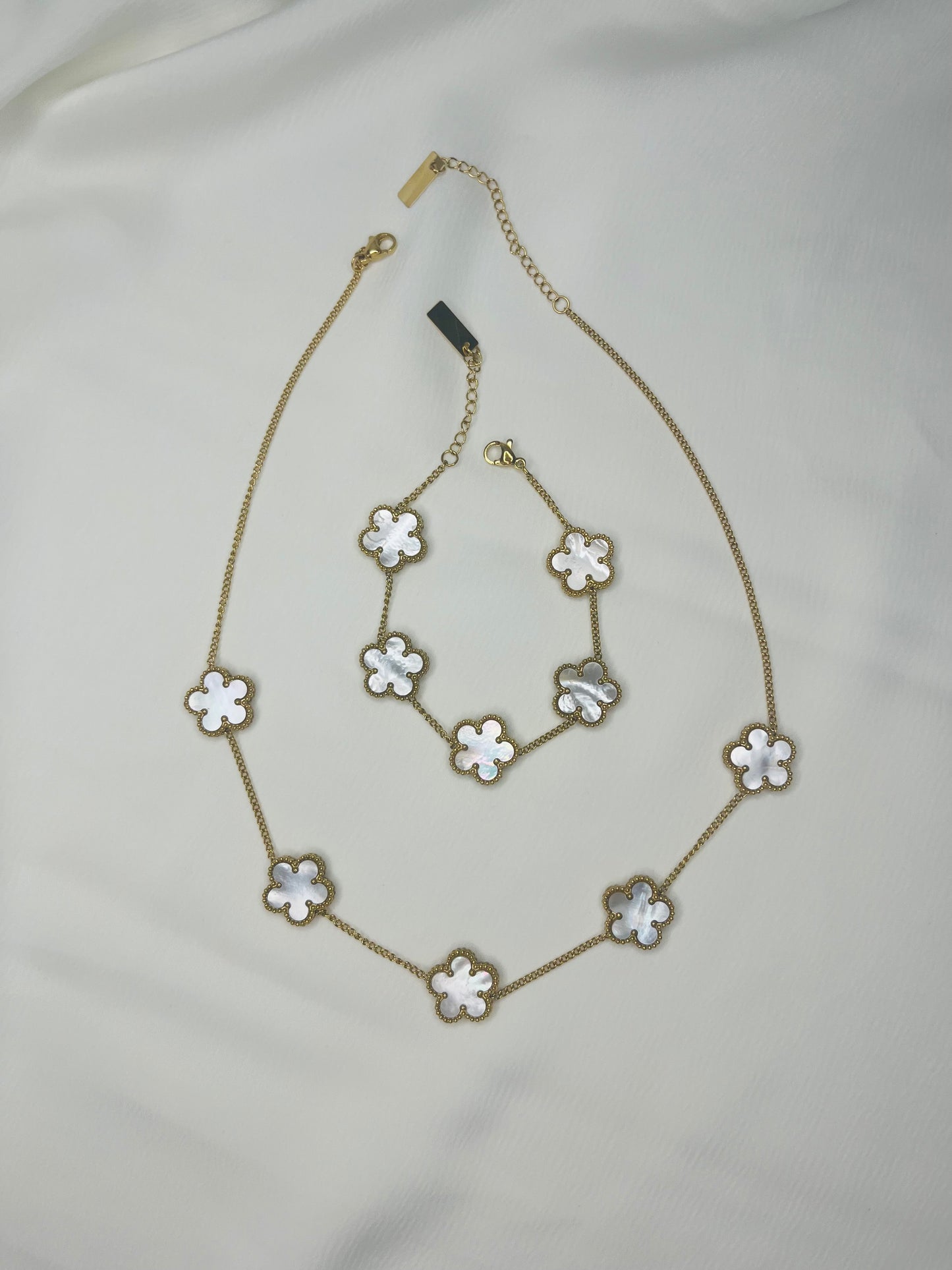 Conjunto collier y pulsera flor blanca