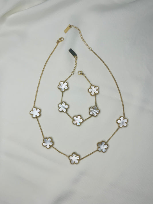 Conjunto collier y pulsera flor blanca