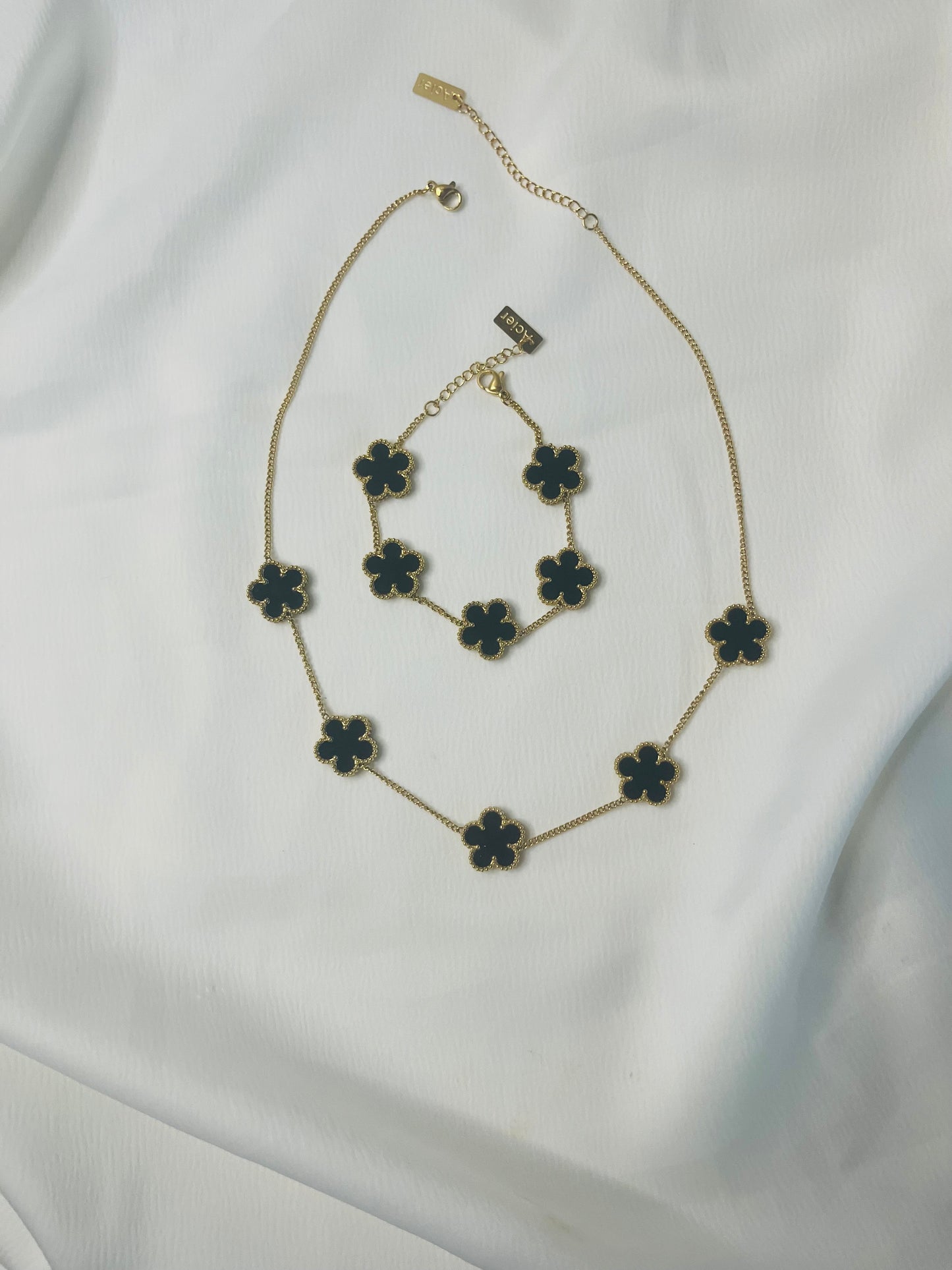 Conjunto collier y pulsera flor negra